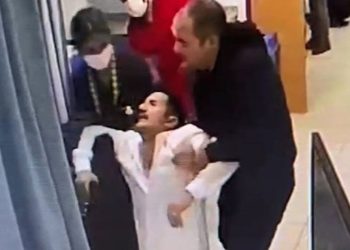 Sağlık çalışanlarına saldırırken kalp krizi geçiren kişi acil müdahaleyle hayata döndü