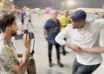 Samuel Eto'o çılgına döndü, Cezayirli Youtuber'ın suratına diziyle vurdu!