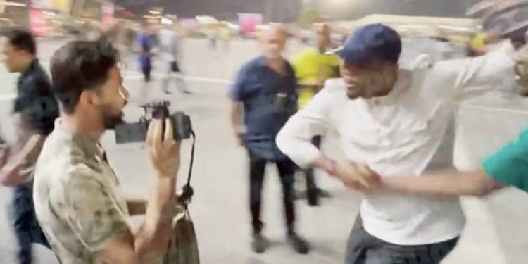 Samuel Eto'o çılgına döndü, Cezayirli Youtuber'ın suratına diziyle vurdu!