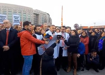 Türk Tabipleri Birliği (TTB) Merkez Konseyi Başkanı Prof. Dr. Şebnem Korur Fincancı'nın ilk duruşması öncesi adliye önünde basın açıklaması yapan TTB, "İnanıyoruz ki hocamızı bugün karanlığa karşı Beyaz Önlüklerimizle karşılayacağız" dedi.