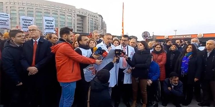 Türk Tabipleri Birliği (TTB) Merkez Konseyi Başkanı Prof. Dr. Şebnem Korur Fincancı'nın ilk duruşması öncesi adliye önünde basın açıklaması yapan TTB, "İnanıyoruz ki hocamızı bugün karanlığa karşı Beyaz Önlüklerimizle karşılayacağız" dedi.