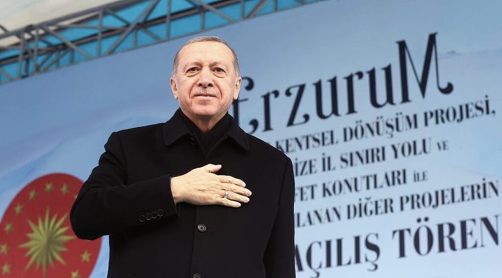 Cumhurbaşkanı Recep Tayyip Erdoğan, Karadeniz'de bulunan doğalgazın Türkiye'deki tüketim sistemine bağlanması için çalışmaların devam ettiği belirterek "Karadeniz gazı ile ilgili pazartesi günü yeni müjdeleri paylaşacağız" dedi.