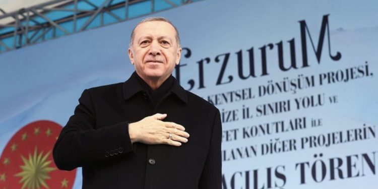 Cumhurbaşkanı Recep Tayyip Erdoğan, Karadeniz'de bulunan doğalgazın Türkiye'deki tüketim sistemine bağlanması için çalışmaların devam ettiği belirterek "Karadeniz gazı ile ilgili pazartesi günü yeni müjdeleri paylaşacağız" dedi.