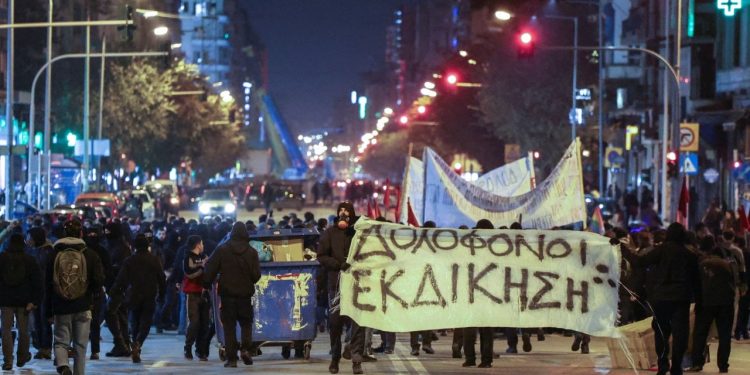 Selanik ayakta: Polis benzin parasını ödemeyen Roman çocuğu başından vurdu
