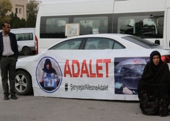 Şenyaşar ailesi ‘Adalet’ pankartını kendi aracına astı: ‘Adliye önünden ayrılmayacağız’