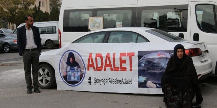 Şenyaşar ailesi ‘Adalet’ pankartını kendi aracına astı: ‘Adliye önünden ayrılmayacağız’