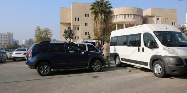 Şenyaşar ailesinin pankartları resmi araçlarla kapatıldı