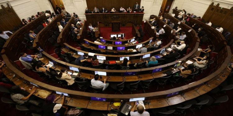 Şili'de iktidar ve muhalefet yeni anayasa çalışmalarına devam edecek