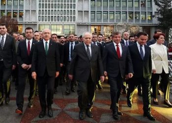 CHP Genel Başkanı Kemal Kılıçdaroğlu, yargılandığı “ahmak” davasında YSK üyelerine hakaret ettiği gerekçesiyle hakkında hapis cezası ve siyasi yasak kararı verilen İstanbul Büyükşehir Belediye Başkanı Ekrem İmamoğlu’nu, partisinin grup toplantısında ağırladı.