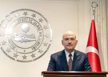 İçişleri Bakanı Süleyman Soylu, belediyelere yönelik yürütülen terör soruşturması hakkında yaptığı basın açıklamasında, "Dağdaki terörle mücadele ne kadar zorsa, bu ondan biraz daha zordur. Çünkü dağdaki teröristi biliyorsunuz" dedi.
