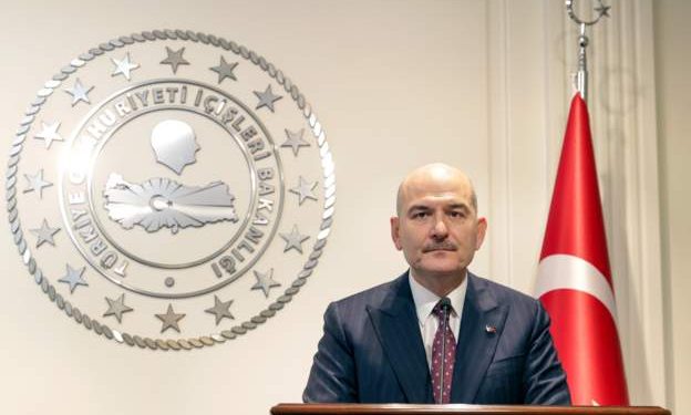 İçişleri Bakanı Süleyman Soylu, belediyelere yönelik yürütülen terör soruşturması hakkında yaptığı basın açıklamasında, "Dağdaki terörle mücadele ne kadar zorsa, bu ondan biraz daha zordur. Çünkü dağdaki teröristi biliyorsunuz" dedi.