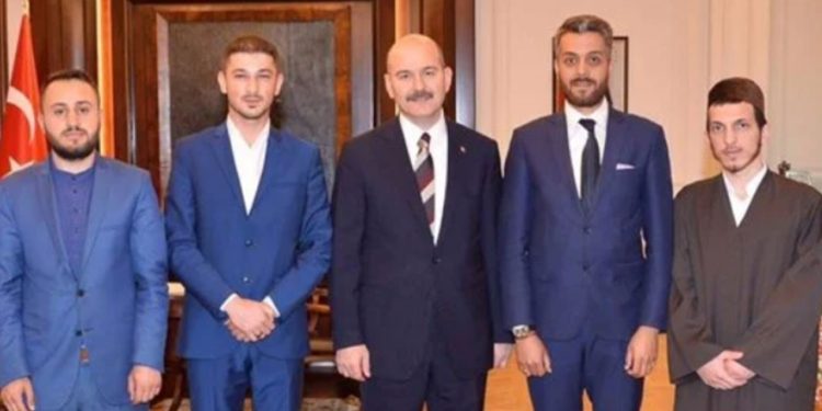 Soylu’nun Hiranur Vakfı yöneticileri ile de fotoğrafları çıktı