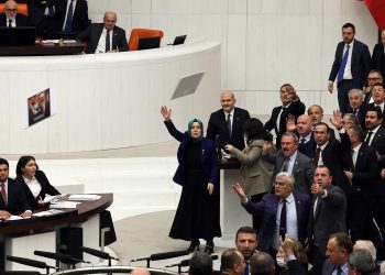 TBMM Genel Kurulu’nda yuhalanan Soylu’ya ‘sabıkalılar albümü’ atıldı