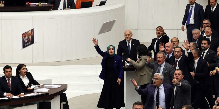 TBMM Genel Kurulu’nda yuhalanan Soylu’ya ‘sabıkalılar albümü’ atıldı