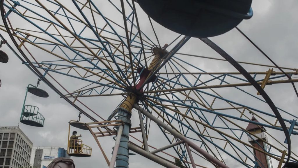 Tahran'da bir lunapark "başörtüsü kuralına uyulmadığı" için mühürlendi