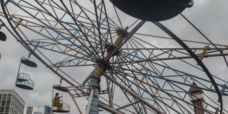 Tahran'da bir lunapark "başörtüsü kuralına uyulmadığı" için mühürlendi