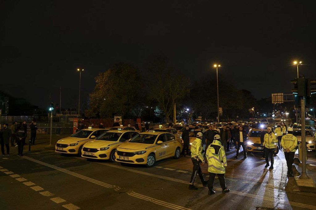 Taksiciler İBB önünde eylem yaptı