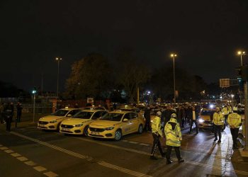 Taksiciler İBB önünde eylem yaptı