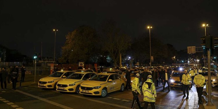 Taksiciler İBB önünde eylem yaptı