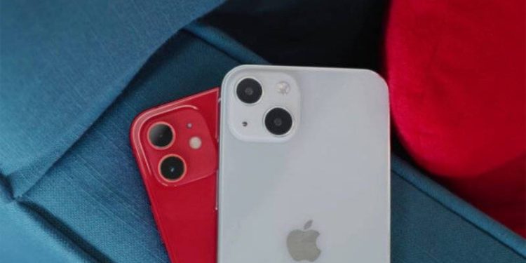 Tek seferde 300 adet iPhone 13 satın aldı; mağaza çıkışında dövülüp soyuldu