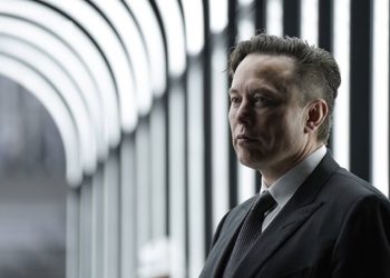 Tesla piyasa değerinin neredeyse yarısını kaybetti; Musk'ın "dünyanın en zengin insanı" titri tehlikede