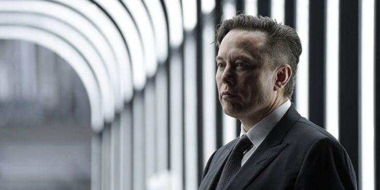 Tesla piyasa değerinin neredeyse yarısını kaybetti; Musk'ın "dünyanın en zengin insanı" titri tehlikede