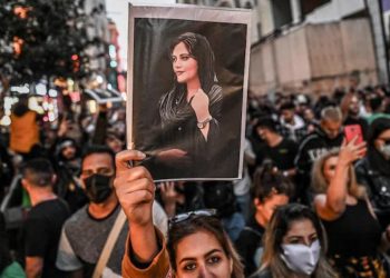 The Guardian: İran'da eylemlere katılan kadınların yüzlerine ve cinsel organlarına ateş ediliyor