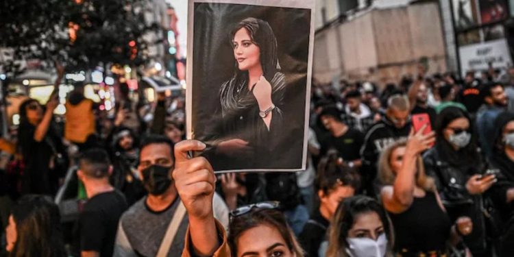 The Guardian: İran'da eylemlere katılan kadınların yüzlerine ve cinsel organlarına ateş ediliyor