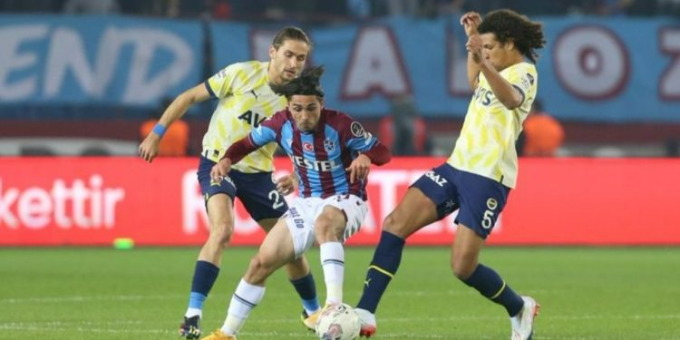 Trabzonspor, Fenerbahçe'yi iki golle devirdi