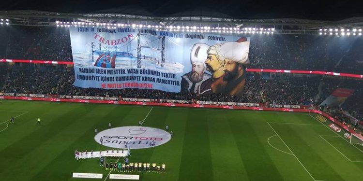 Trabzonspor taraftarından Fenerbahçe maçı için dikkat çeken pankart!