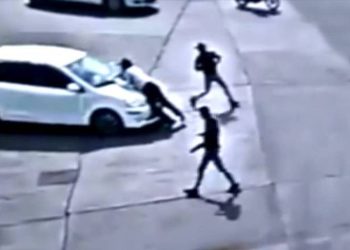 Trafik polisi, dur ihtarına uymayan aracın kaputunda kilometrelerce gitti