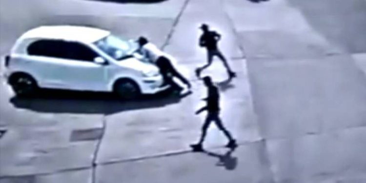 Trafik polisi, dur ihtarına uymayan aracın kaputunda kilometrelerce gitti