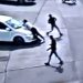 Trafik polisi, dur ihtarına uymayan aracın kaputunda kilometrelerce gitti