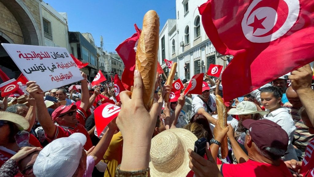 Tunus'ta çoğu siyasi partinin boykot ettiği genel seçimler yapılıyor