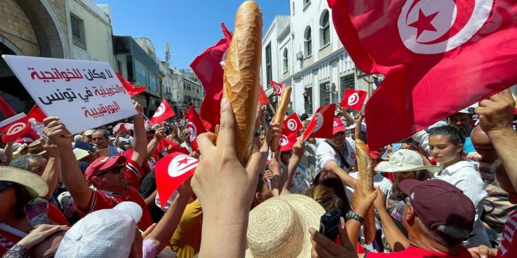 Tunus'ta çoğu siyasi partinin boykot ettiği genel seçimler yapılıyor