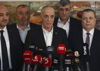 Asgari Ücret Tespit Komisyonu, 2023'te uygulanacak asgari ücreti belirlemek üzere Çalışma ve Sosyal Güvenlik Bakanlığı'nın ev sahipliğinde üçüncü kez toplandı. İşçi ve işveren tarafının rakamlar üzerinden pazarlıklarını yürüteceği toplantı sona erdi.