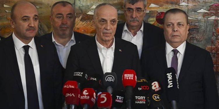 Asgari Ücret Tespit Komisyonu, 2023'te uygulanacak asgari ücreti belirlemek üzere Çalışma ve Sosyal Güvenlik Bakanlığı'nın ev sahipliğinde üçüncü kez toplandı. İşçi ve işveren tarafının rakamlar üzerinden pazarlıklarını yürüteceği toplantı sona erdi.