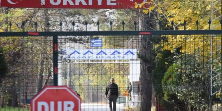 Türkiye'den Yunanistan'a uyuşturucu ve silahla giren bir kişi yakalandı