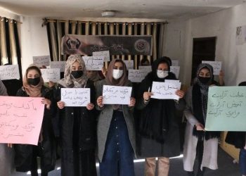 "Ülkeyi kadın hapishanesine çevirdiniz, kadınları özgür bırakın!"