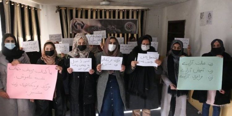 "Ülkeyi kadın hapishanesine çevirdiniz, kadınları özgür bırakın!"