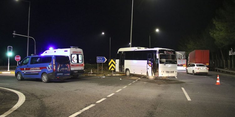 Uşak'ta işçi servisi kaza yaptı: Biri ağır 20 yaralı