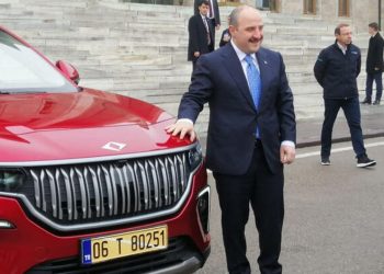 Varank, Meclis'e Togg ile gelip tur attı