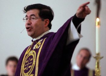 Vatikan, kürtaj karşıtı rahibin görevine son verdi
