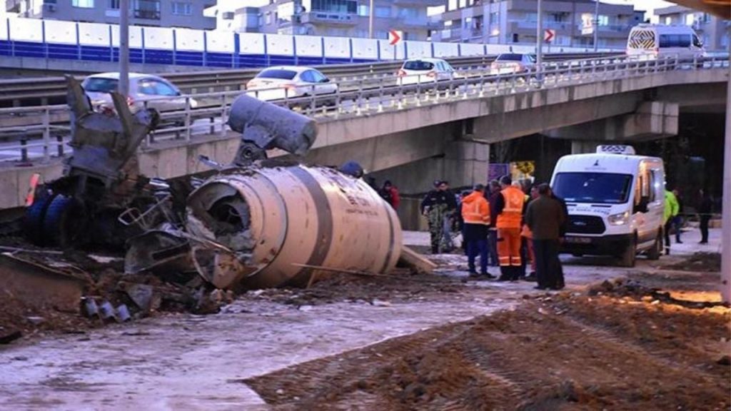 Viyadükten uçan beton mikserinin sürücüsü öldü