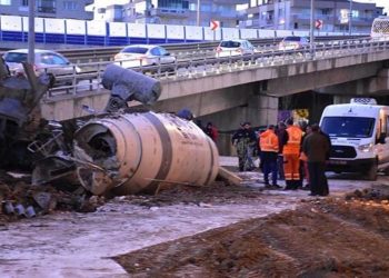Viyadükten uçan beton mikserinin sürücüsü öldü