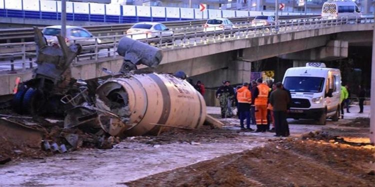 Viyadükten uçan beton mikserinin sürücüsü öldü