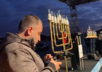 Yahudi toplumu Hanuka'nın son mumunu Bebek Parkı'nda yaktı