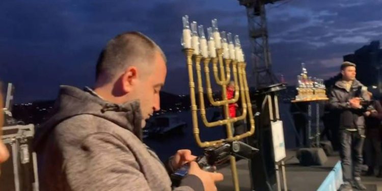 Yahudi toplumu Hanuka'nın son mumunu Bebek Parkı'nda yaktı