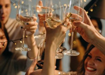 Yılbaşı için mekanlarda fiyatlar arttı, rezervasyonlar azaldı: iki kişinin masrafı bir asgari ücret