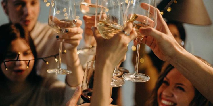 Yılbaşı için mekanlarda fiyatlar arttı, rezervasyonlar azaldı: iki kişinin masrafı bir asgari ücret